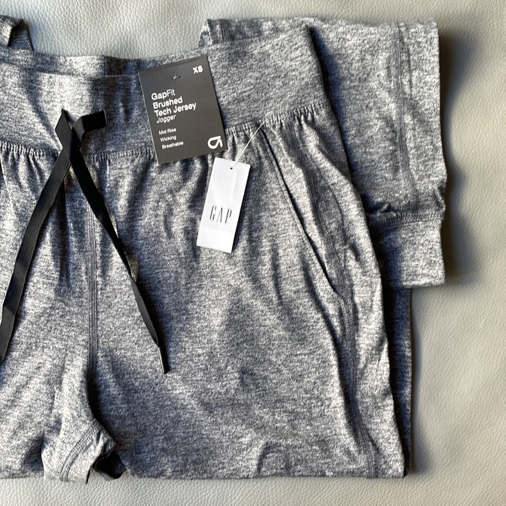 NWT - GapFit Brushed Tech Jersey Jogger - Picture 5 of 12